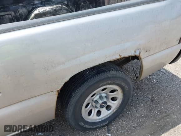 2005 GMC Sierra 1500 Work Truck z VIN 1GTEC14X15Z329738, wystawiony jako IAAI lot #42233810 z przebiegiem 184 120 mil mil oraz . Historia ofert i sprzedaży dostępna na DreamBid. Obrazek 6.