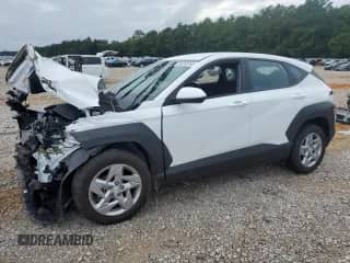 2025 Hyundai Kona SE с VIN KM8HA3AB4SU262760, выставлен на аукционе Copart как лот 66282265 с пробегом 5 741 миль миль и Списание • Salvage title. История ставок и продаж доступна на DreamBid. Изображение 1.