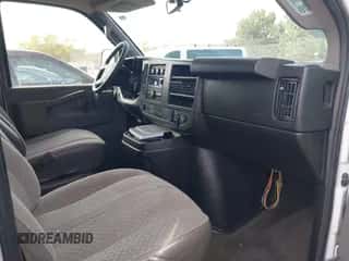 2018 Chevrolet Express Passenger LT z VIN 1GAZGPFP2J1311160, wystawiony jako IAAI lot #43447070 z przebiegiem 109 349 mil mil oraz . Historia ofert i sprzedaży dostępna na DreamBid. Obrazek 5.
