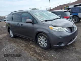 2014 Toyota Sienna LE z VIN 5TDJK3DC2ES076716, wystawiony jako IAAI lot #42138398 z przebiegiem 175 442 mil mil oraz . Historia ofert i sprzedaży dostępna na DreamBid. Obrazek 1.