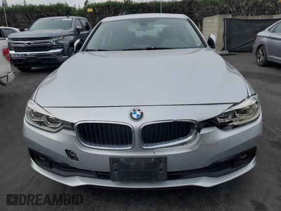 2018 BMW 3 Series 320i z VIN WBA8E1G56JNU91655, wystawiony jako Copart lot #84635715 z przebiegiem 64 825 mil mil oraz Szkoda całkowita • Salvage title. Historia ofert i sprzedaży dostępna na DreamBid. Obrazek 5.