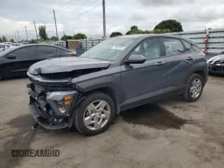 2025 Hyundai Kona SE с VIN KM8HA3AB5SU233283, выставлен на аукционе Copart как лот 72037245 с пробегом 32 745 миль миль и Списание • Salvage title. История ставок и продаж доступна на DreamBid. Изображение 1.
