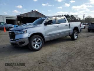 2025 Ram 1500 Big Horn z VIN 1C6RREFPXSN608572, wystawiony jako Copart lot #42827795 z przebiegiem Nie podano mil oraz Czysty tytuł • Clean title. Historia ofert i sprzedaży dostępna na DreamBid. Obrazek 1.