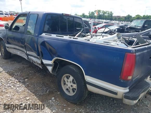 1994 GMC Sierra 1500 z VIN 2GTEC19K1R1517591, wystawiony jako IAAI lot #42712179 z przebiegiem 334 450 mil mil oraz . Historia ofert i sprzedaży dostępna na DreamBid. Obrazek 3.