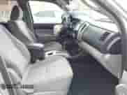 2014 Toyota Tacoma PreRunner z VIN 5TFJX4GN8EX028376, wystawiony jako IAAI lot #42444635 z przebiegiem 61 335 mil mil oraz . Historia ofert i sprzedaży dostępna na DreamBid. Obrazek 5.