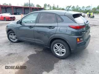 2020 Hyundai Kona SE z VIN KM8K12AA0LU473365, wystawiony jako IAAI lot #42940726 z przebiegiem Nie podano mil oraz . Historia ofert i sprzedaży dostępna na DreamBid. Obrazek 3.