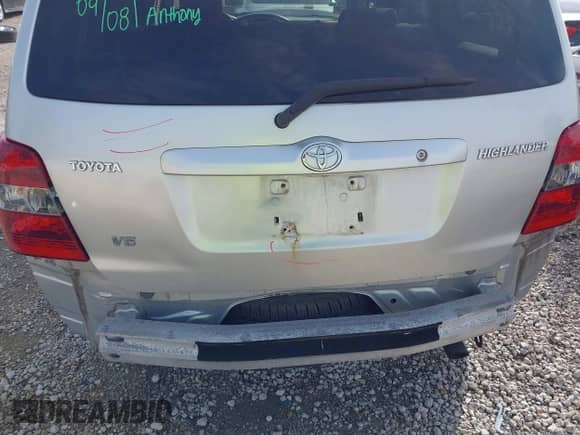 2005 Toyota Highlander z VIN JTEGP21A850079742, wystawiony jako IAAI lot #43268055 z przebiegiem 130 128 mil mil oraz . Historia ofert i sprzedaży dostępna na DreamBid. Obrazek 6.