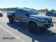 2017 Toyota Tacoma SR5 z VIN 3TMCZ5AN9HM105459, wystawiony jako IAAI lot #43321840 z przebiegiem 220 881 mil mil oraz . Historia ofert i sprzedaży dostępna na DreamBid. Obrazek 1.