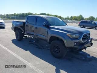 2017 Toyota Tacoma SR5 z VIN 3TMCZ5AN9HM105459, wystawiony jako IAAI lot #43321840 z przebiegiem 220 881 mil mil oraz . Historia ofert i sprzedaży dostępna na DreamBid. Obrazek 1.