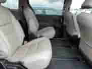 2020 Toyota Sienna XLE z VIN 5TDDZ3DC3LS243509, wystawiony jako Copart lot #69096265 z przebiegiem 63 477 mil mil oraz Szkoda całkowita • Salvage title. Historia ofert i sprzedaży dostępna na DreamBid. Obrazek 11.