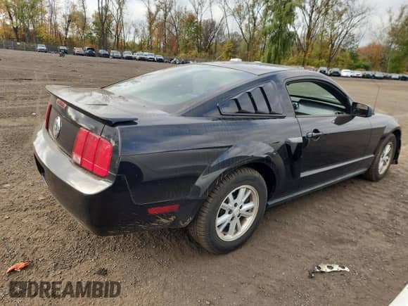 2007 Ford Mustang Deluxe с VIN 1ZVFT80N775326562, выставлен на аукционе Copart как лот 82551505 с пробегом 148 765 миль миль и Чистый • Clean title. История ставок и продаж доступна на DreamBid. Изображение 3.