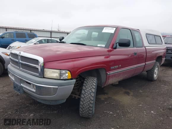 1996 Dodge 1500 z VIN 3B7HF13Z9TG185425, wystawiony jako IAAI lot #43512499 z przebiegiem 102 934 mil mil oraz . Historia ofert i sprzedaży dostępna na DreamBid. Obrazek 2.