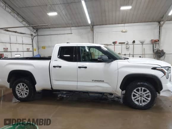 2023 Toyota Tundra SR5 z VIN 5TFLA5DAXPX063554, wystawiony jako IAAI lot #41943423 z przebiegiem 82 823 mil mil oraz . Historia ofert i sprzedaży dostępna na DreamBid. Obrazek 13.