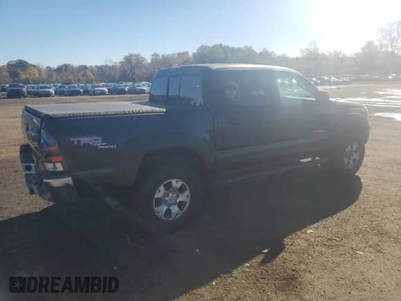 2005 Toyota Tacoma with VIN 5TELU42N45Z026092, listed as a Copart auction lot 89451345 with 305,499 mi miles and Clean title. Bid and sale history available at DreamBid. Image 3.