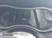 2019 Jeep Grand Cherokee Trailhawk z VIN 1C4RJFLT6KC641507, wystawiony jako IAAI lot #41300106 z przebiegiem 87 802 mil mil oraz . Historia ofert i sprzedaży dostępna na DreamBid. Obrazek 15.