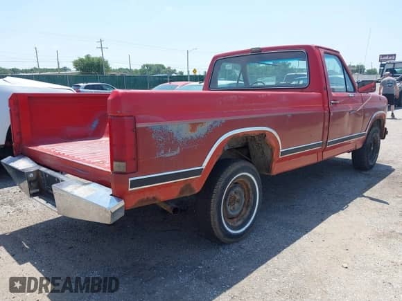 1986 Ford F-150 z VIN 1FTEF15N6GKB85538, wystawiony jako IAAI lot #42737938 z przebiegiem 57 187 mil mil oraz . Historia ofert i sprzedaży dostępna na DreamBid. Obrazek 4.