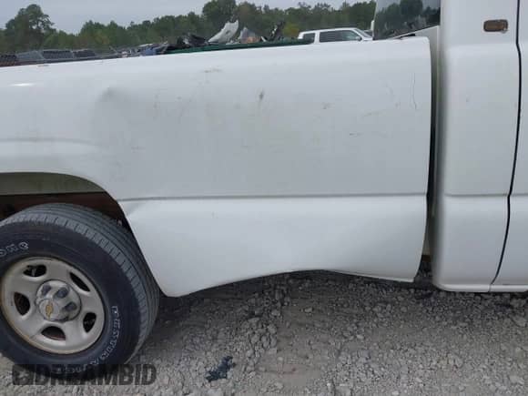 2001 Chevrolet Silverado 1500 z VIN 1GCEC14W11Z111266, wystawiony jako IAAI lot #43424667 z przebiegiem Nie podano mil oraz . Historia ofert i sprzedaży dostępna na DreamBid. Obrazek 12.