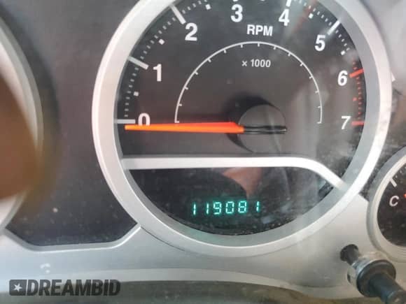 2008 Jeep Wrangler Unlimited Rubicon z VIN 1J4GA691X8L577455, wystawiony jako Copart lot #62909945 z przebiegiem 119 081 mil mil oraz Szkoda całkowita • Salvage title. Historia ofert i sprzedaży dostępna na DreamBid. Obrazek 9.