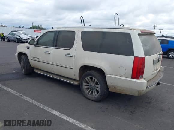 2008 Cadillac Escalade ESV с VIN 1GYFK66838R147564, выставлен на аукционе IAAI как лот 42555311 с пробегом 182 977 миль миль и . История ставок и продаж доступна на DreamBid. Изображение 3.