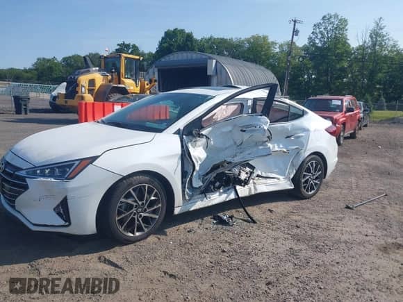 2019 Hyundai Elantra SEL z VIN 5NPD84LF4KH416866, wystawiony jako IAAI lot #42390177 z przebiegiem 15 833 mil mil oraz . Historia ofert i sprzedaży dostępna na DreamBid. Obrazek 6.