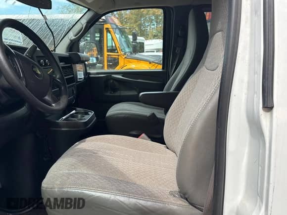 2014 Chevrolet Express Passenger LT с VIN 1GAZGYFG0E1198563, выставлен на аукционе Copart как лот 81248665 с пробегом 251 391 миль миль и Чистый • Clean title. История ставок и продаж доступна на DreamBid. Изображение 6.