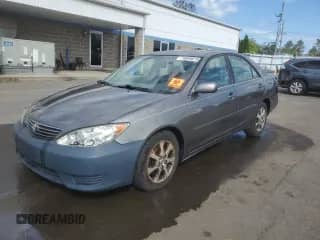 2005 Toyota Camry LE with VIN JTDBF30K750162421, listed as a Copart auction lot 70646615 with 204,702 mi miles and Salvage title. Bid and sale history available at DreamBid. Image 1.