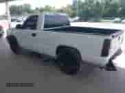 2005 Chevrolet Silverado 1500 Work Truck z VIN 1GCEC14XX5Z318107, wystawiony jako IAAI lot #43367766 z przebiegiem 104 186 mil mil oraz . Historia ofert i sprzedaży dostępna na DreamBid. Obrazek 3.
