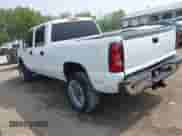 2005 Chevrolet Silverado 2500HD LS z VIN 1GCHC23285F902659, wystawiony jako IAAI lot #42438153 z przebiegiem 143 439 mil mil oraz . Historia ofert i sprzedaży dostępna na DreamBid. Obrazek 3.