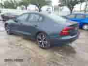 2024 Volvo S60 Plus Dark Theme z VIN 7JRL12FL8RG295491, wystawiony jako IAAI lot #42245791 z przebiegiem 42 409 mil mil oraz . Historia ofert i sprzedaży dostępna na DreamBid. Obrazek 3.