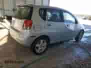 2007 Chevrolet Aveo LS z VIN KL1TD66607B717486, wystawiony jako Copart lot #81112554 z przebiegiem 96 318 mil mil oraz Szkoda całkowita • Salvage title. Historia ofert i sprzedaży dostępna na DreamBid. Obrazek 3.