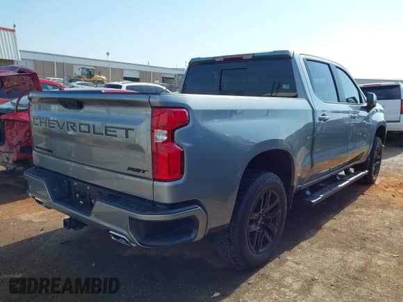 2024 Chevrolet Silverado 1500 RST z VIN 2GCUDEED3R1173110, wystawiony jako IAAI lot #42052777 z przebiegiem 32 399 mil mil oraz . Historia ofert i sprzedaży dostępna na DreamBid. Obrazek 4.