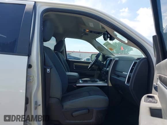 2017 Ram 1500 Big Horn z VIN 1C6RR7LG8HS641483, wystawiony jako IAAI lot #42557942 z przebiegiem 128 219 mil mil oraz . Historia ofert i sprzedaży dostępna na DreamBid. Obrazek 5.