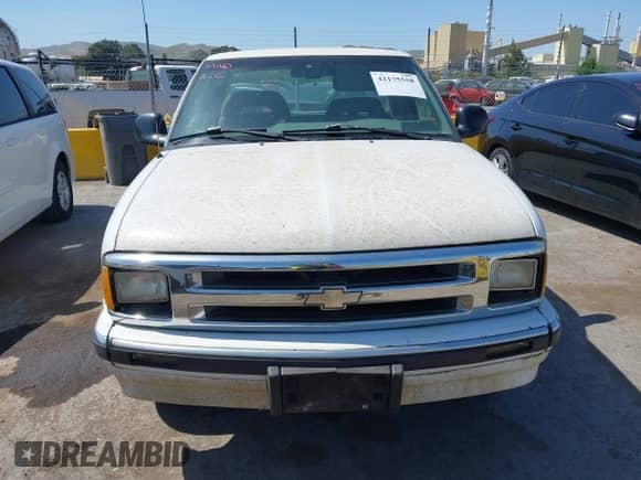 1996 Chevrolet S-10 LS z VIN 1GCCS1943T8225764, wystawiony jako IAAI lot #42175558 z przebiegiem 172 619 mil mil oraz . Historia ofert i sprzedaży dostępna na DreamBid. Obrazek 6.