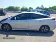 2018 Toyota Prius Plus z VIN JTDKARFP0J3075649, wystawiony jako IAAI lot #42569053 z przebiegiem 99 581 mil mil oraz . Historia ofert i sprzedaży dostępna na DreamBid. Obrazek 14.