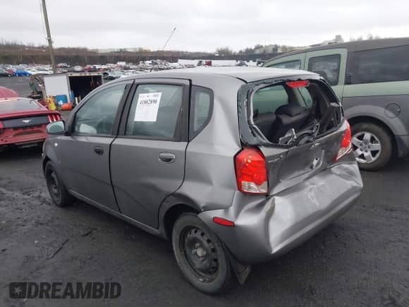 2008 Chevrolet Aveo LS z VIN KL1TD66658B110470, wystawiony jako IAAI lot #41802890 z przebiegiem 116 376 mil mil oraz . Historia ofert i sprzedaży dostępna na DreamBid. Obrazek 3.