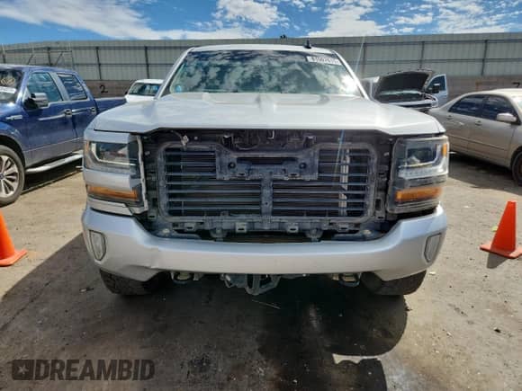 2018 Chevrolet Silverado 1500 LT z VIN 3GCUKREC4JG165419, wystawiony jako Copart lot #81507615 z przebiegiem 126 041 mil mil oraz Szkoda całkowita • Salvage title. Historia ofert i sprzedaży dostępna na DreamBid. Obrazek 5.