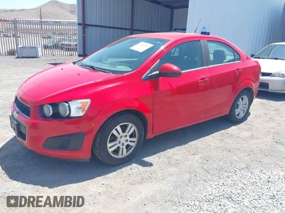 2013 Chevrolet Sonic LT с VIN 1G1JD5SB1D4181220, выставлен на аукционе IAAI как лот 42418324 с пробегом 186 891 миль миль и . История ставок и продаж доступна на DreamBid. Изображение 2.