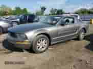 2005 Ford Mustang Deluxe z VIN 1ZVFT80NX55197391, wystawiony jako Copart lot #57275415 z przebiegiem Nie podano mil oraz Szkoda całkowita • Salvage title. Historia ofert i sprzedaży dostępna na DreamBid. Obrazek 1.