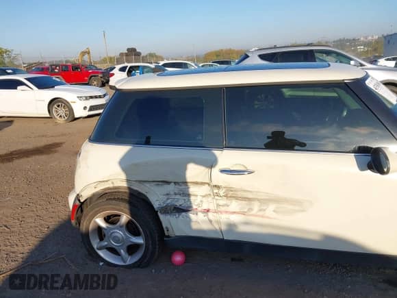 2005 MINI Hardtop z VIN WMWRC33525TK61432, wystawiony jako IAAI lot #43381004 z przebiegiem 141 379 mil mil oraz . Historia ofert i sprzedaży dostępna na DreamBid. Obrazek 6.