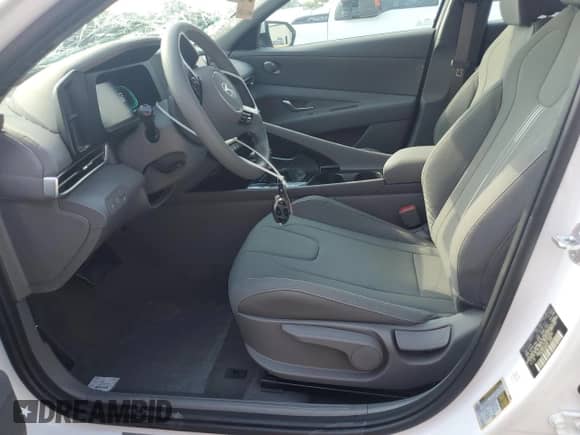 2025 Hyundai Elantra SEL Sport z VIN KMHLM4DJXSU140544, wystawiony jako Copart lot #65227755 z przebiegiem 433 mil mil oraz Szkoda całkowita • Salvage title. Historia ofert i sprzedaży dostępna na DreamBid. Obrazek 7.