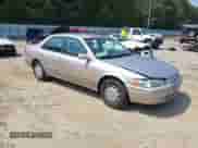 1998 Toyota Camry LE z VIN 4T1BG22K1WU333268, wystawiony jako IAAI lot #43252547 z przebiegiem 267 880 mil mil oraz . Historia ofert i sprzedaży dostępna na DreamBid. Obrazek 1.