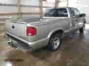 2001 Chevrolet S-10 с VIN 1GCCS195318188186, выставлен на аукционе Copart как лот 43993945 с пробегом 176 605 миль миль и Списание • Salvage title. История ставок и продаж доступна на DreamBid. Изображение 3.