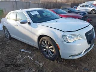 2018 Chrysler 300 Limited z VIN 2C3CCAKG1JH296670, wystawiony jako IAAI lot #41691911 z przebiegiem 121 508 mil mil oraz . Historia ofert i sprzedaży dostępna na DreamBid. Obrazek 1.