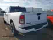 2023 Ram 1500 Lone Star z VIN 1C6RREBT8PN553095, wystawiony jako IAAI lot #41647688 z przebiegiem 18 574 mil mil oraz . Historia ofert i sprzedaży dostępna na DreamBid. Obrazek 3.