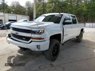 2018 Chevrolet Silverado 1500 LT z VIN 3GCUKREC1JG479772, wystawiony jako Copart lot #82239365 z przebiegiem 92 822 mil mil oraz Szkoda całkowita • Salvage title. Historia ofert i sprzedaży dostępna na DreamBid. Obrazek 1.