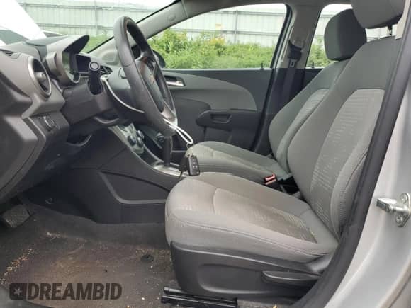 2014 Chevrolet Sonic LS z VIN 1G1JA5SH1E4197657, wystawiony jako Copart lot #69608785 z przebiegiem 44 056 mil mil oraz Czysty tytuł • Clean title. Historia ofert i sprzedaży dostępna na DreamBid. Obrazek 7.