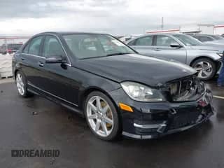 2014 Mercedes-Benz C 300 Sport z VIN WDDGF8AB4EA961056, wystawiony jako IAAI lot #43383880 z przebiegiem 139 411 mil mil oraz . Historia ofert i sprzedaży dostępna na DreamBid. Obrazek 1.