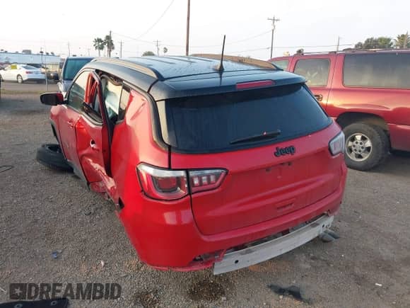 2019 Jeep Compass Altitude z VIN 3C4NJCBB4KT755810, wystawiony jako IAAI lot #41197022 z przebiegiem 66 456 mil mil oraz . Historia ofert i sprzedaży dostępna na DreamBid. Obrazek 3.
