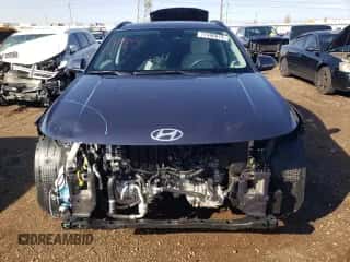 2024 Hyundai Kona SEL с VIN KM8HB3ABXRU121957, выставлен на аукционе Copart как лот 77496674 с пробегом 6 927 миль миль и Списание • Salvage title. История ставок и продаж доступна на DreamBid. Изображение 5.