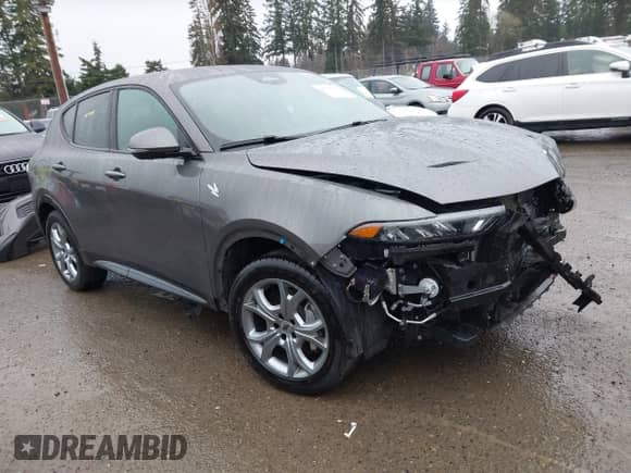 2024 Dodge Hornet R/T z VIN ZACPDFCW0R3A31673, wystawiony jako IAAI lot #41793731 z przebiegiem 21 098 mil mil oraz . Historia ofert i sprzedaży dostępna na DreamBid. Obrazek 1.